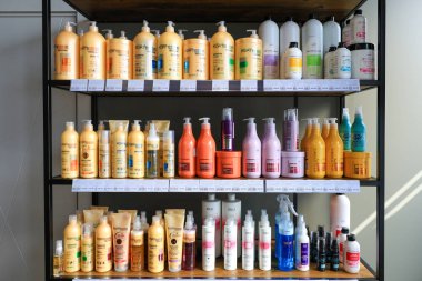 Kuafördeki raflarda çeşitli saç bakım ürünleri sergileniyor. 18 Eylül 2024 Balti Moldova.