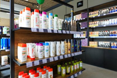 Çeşitli şampuan seçimleri ve organize raflarla dolu bir süpermarket koridoru. 18 Eylül 2024 Balti Moldova.