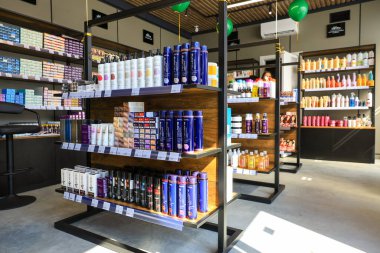 Modern saç bakım dükkanının içinde çeşitli ürünler sergileniyor. 18 Eylül 2024 Balti Moldova.