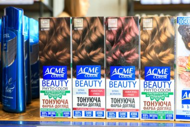 Bir dükkanda sergilenen çeşitli saç boyası kutuları. 18 Eylül 2024 Balti Moldova.