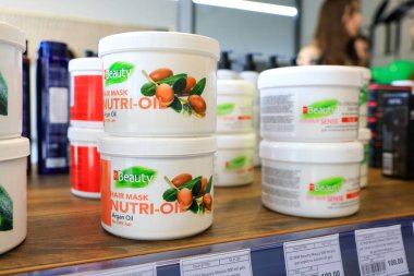 Kuaför ürünleri vitrinlerde besin yağı ve renk algılayıcı maskelerle sergilenir. 18 Eylül 2024 Balti Moldova.