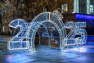 2025 yılbaşı kutlamaları için şehir ışıkları sergileniyor. 27 Aralık 2024 Balti Moldova.
