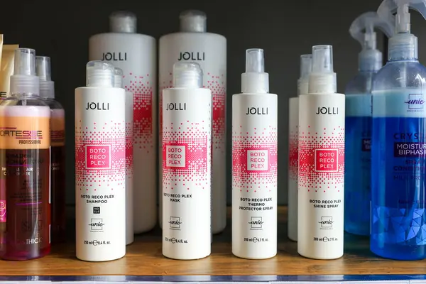 Raflarda çeşitli şampuanlar ve saç bakım şişeleri var. 18 Eylül 2024 Balti Moldova.