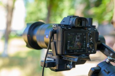 Doğada objektifli profesyonel dijital kamera kurulumu. 7 Temmuz 2023 Balti Moldova.