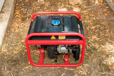 Dışarıdaki kırmızı çerçeveli taşınabilir benzin jeneratörü. 11 Temmuz 2024 Beltsy Moldova.