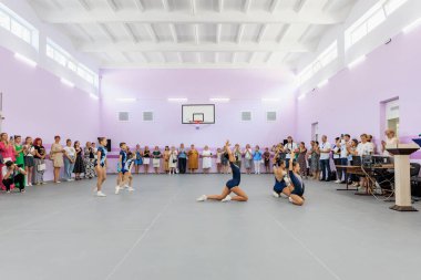 Genç Kafkas jimnastikçiler seyircilerle kapalı alanda gösteri yapıyorlar. 17 Temmuz 2024 Balti Moldova.