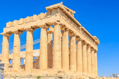 Parthenon sütunları olan büyük bir binadır. Çok güzel ve tarihi bir yer. Etrafta dolaşıp fotoğraf çeken bir sürü insan var. 9 Ağustos 2024 Atina Yunanistan