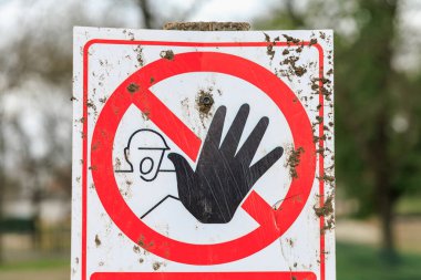 Yıpranmış yüzeyde el sembolü ve kask grafiği olan giriş işareti yok.