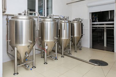 Modern bira fabrikasında paslanmaz çelik fermantasyon tankları.