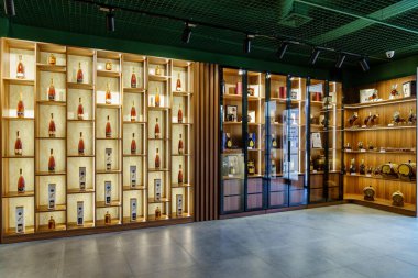 Modern içki dükkanının içinde raflar dolusu şişe ve dekoratif ışıklandırma var. 1 Mart 2023 Balti Moldova.