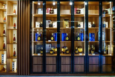 Zarif ahşap dolaplarda sergilenen lüks içki sergisi. 1 Mart 2023 Balti Moldova.