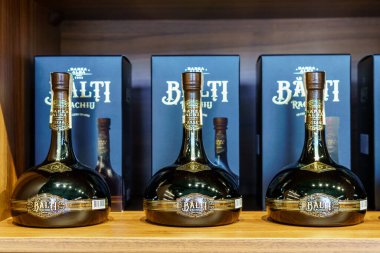 Ahşap rafta sergilenen Balti Ermeni brendi şişeleri. 1 Mart 2023 Balti Moldova.