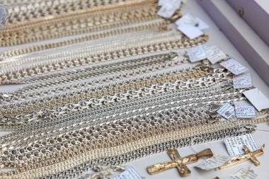 Çeşitli altın ve gümüş zincirler ve kolyeler sergileniyor. 3 Kasım 2023 Balti Moldova.