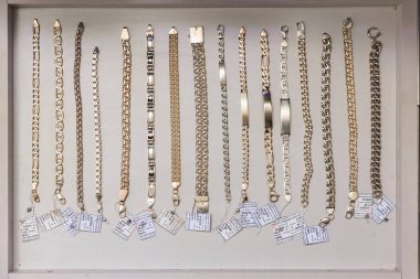 Altın ve gümüş bilezikler kuyumcu vitrininde sergileniyor. 3 Kasım 2023 Balti Moldova.