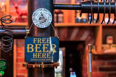 Kırsal bar ortamında endüstriyel pipoda bedava bira tabelası. 28 Aralık 2023 Balti Moldova.