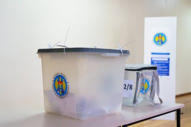 Oy kullanma merkezindeki oy sandıklarında resmi mühür ve oy kullanma kabini var. 19 Aralık 2021 Balti, Moldova.