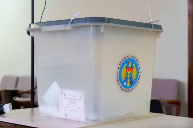 Moldova seçim komisyonu amblemli saydam oy sandığı. 19 Aralık 2021 Balti, Moldova.