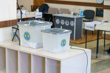 Seçim sırasında sandıkta saydam oy sandıkları. 21 Kasım 2021 Balti, Moldova.
