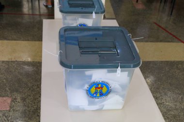 Seçim logosu olan saydam oy sandığı. 11 Temmuz 2021 Beltsy, Moldova.