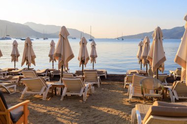 Kumsaldaki güneş pansiyonları. Seçici odaklı arkaplan ve metin için alanı kopyala.