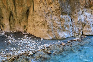 Türkiye 'de Saklikent Kanyonu' nda nehirde dağ gibi soğuk, fırtınalı su var. Doğal eğlence, turistlerin ziyaret edebileceği popüler bir yer. Arkaplan