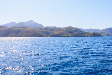 Deniz manzaralı dağ manzarası var. Seçici odaklı arkaplan ve metin için alanı kopyala