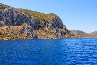 Bir yat gezisinden deniz manzarası var. Seçici odaklı arkaplan ve metin için alanı kopyala