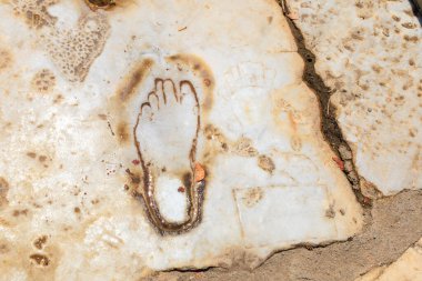 Efsanevi ya da efsanevi ayak izleri antik Efes şehrinin mermerlerinde bulunur. Seçici odaklı arkaplan ve metin için alanı kopyala