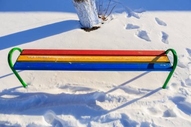 Üç renkli bank, Romen ya da Moldova bayrağının renkleri. Mavi, sarı ve kırmızı renkler. Seçici odaklı arkaplan ve metin için alanı kopyala