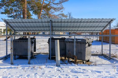 Kışın çöp konteynerleri. Seçici odaklı arkaplan ve metin için alanı kopyala