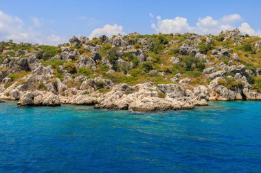 Denizden kayalık kıyı manzarası. Seçici odaklı arkaplan ve metin için alanı kopyala. Türkiye 'de Akdeniz. Popüler turistik yerler