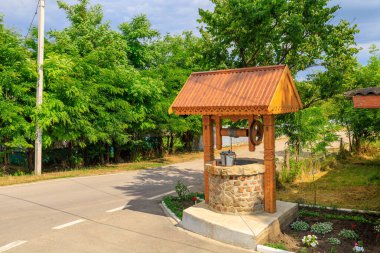 İçme suyuyla. Seçici odaklı arkaplan ve metin için alanı kopyala.