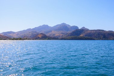 Deniz manzaralı dağ manzarası var. Seçici odaklı arkaplan ve metin için alanı kopyala