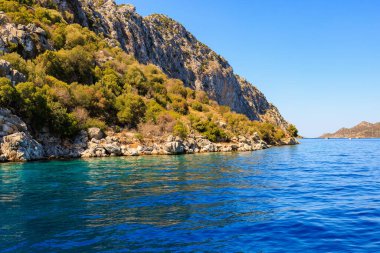 Deniz ve dağlarla dolu güzel bir doğa. Seçici odaklı arkaplan ve metin için alanı kopyala