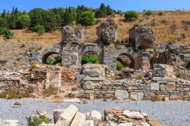 Efes şehrindeki bir su kemerinin antik kalıntıları. Seçici odaklı arkaplan ve metin için alanı kopyala