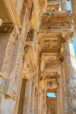 Antik mimarinin kalıntıları. İnsanlığın kültürel mirası. Celsus Kütüphanesi. Seçici odak ve kopyalama alanı olan arkaplan