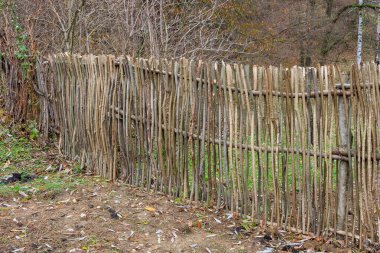 Fırçadan yapılmış bir çit. Seçici odaklı arkaplan ve metin için alanı kopyala
