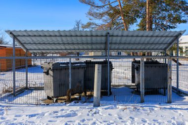 Kışın çöp konteynerleri. Seçici odaklı arkaplan ve metin için alanı kopyala