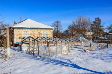 Kışın boş sera iskeleti. Seçici odaklı arkaplan ve metin için alanı kopyala