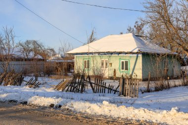 Köyde terk edilmiş bir ev. Seçici odaklı arkaplan ve metin için alanı kopyala