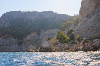 Denizden kayalık kıyı manzarası. Seçici odaklı arkaplan ve metin için alanı kopyala. Türkiye 'de Akdeniz. Popüler turistik yerler