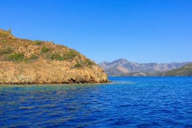 Akdeniz veya Ege Denizi kıyısındaki kayalık sahil. Seçici odaklı arkaplan ve metin için alanı kopyala