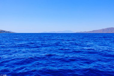 Bir yat gezisinden deniz manzarası var. Seçici odaklı arkaplan ve metin için alanı kopyala