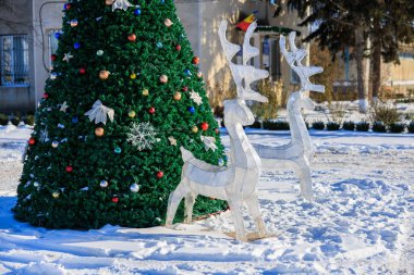 Noel geyiği şehir ağacının yanında. Seçici odaklı arkaplan ve metin için alanı kopyala