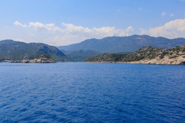 Denizden kayalık kıyı manzarası. Seçici odaklı arkaplan ve metin için alanı kopyala. Türkiye 'de Akdeniz. Popüler turistik yerler