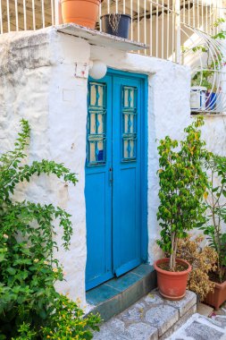 Yunan tarzı evleri olan eski bir kasaba. Seçici odaklı arkaplan ve metin için alanı kopyala.