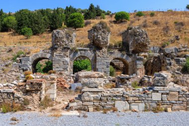 Efes şehrindeki bir su kemerinin antik kalıntıları. Seçici odaklı arkaplan ve metin için alanı kopyala