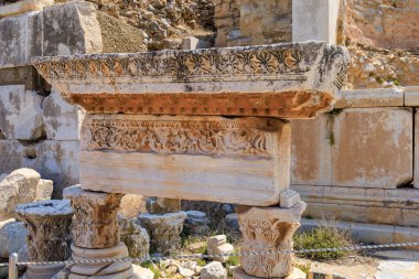 Antik mimarinin desenleri. İnsanlığın antik uygarlıklardan kalma kültürel mirası. Seçici odaklı arkaplan