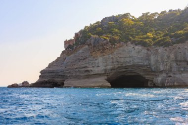 Denizden kayalık kıyı manzarası. Seçici odaklı arkaplan ve metin için alanı kopyala. Türkiye 'de Akdeniz. Popüler turistik yerler