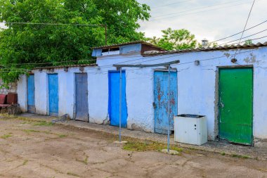 Konut binasının yakınındaki barakalarda. Seçici odaklı arkaplan ve metin için alanı kopyala